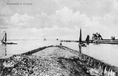 ZM-0576 Zierikzee. Havenkanaal met Huis op het Westhavenhoofd (1602 - 1943) Rechts: het peilhuisje van het Waterschap ...