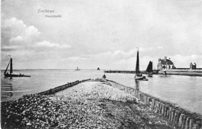 ZM-0577 Zierikzee. Havenkanaal met Huis op het Westhavenhoofd (1602 - 1943) Rechts: het peilhuisje van het Waterschap ...