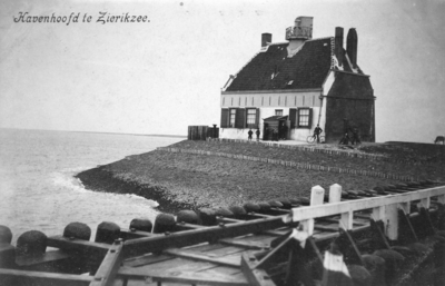ZM-0579 Zierikzee. Huis op het West Havenhoofd met steiger (plankiel). (1602 - 1943) De zeilschepen konden niet door ...