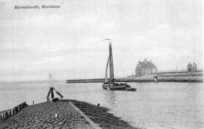 ZM-0580 Zierikzee. Havenkanaal met Huis op het Havenhoofd (1602 - 1943) Rechts: het peilhuisje van het Waterschap ...