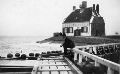 ZM-0584 Zierikzee. Huis op het West Havenhoofd met steiger (plankiel). (1602 - 1943) De zeilschepen konden niet door ...