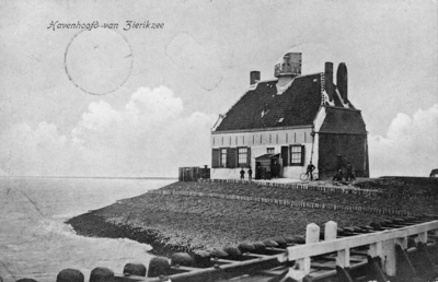 ZM-0586 Zierikzee. Huis op het West Havenhoofd met steiger (plankiel). (1602 - 1943) De zeilschepen konden niet door ...