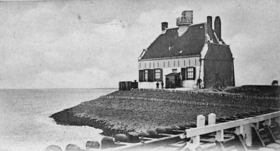 ZM-0587 Zierikzee. Huis op het West Havenhoofd met steiger (plankiel). (1602 - 1943) De zeilschepen konden niet door ...