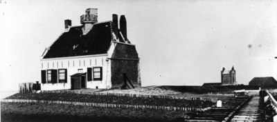 ZM-0588 Zierikzee. Huis op het West Havenhoofd met steiger (plankiel). (1602 - 1943) De zeilschepen konden niet door ...