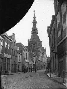 ZM-0786 Zierikzee. Meelstraat. Uitzicht op de stadhuistoren: rechts de Christelijk Gereformeerde Kerk.