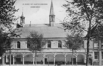 ZM-0795 Zierikzee. Havenplein. Rechts de Gasthuiskerk met Beuze; daarnaast de in 1868 geopende Christelijke school voor ...