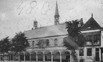 ZM-0796 Zierikzee. Havenplein. Gasthuiskerk met Beuze; rechts daarnaast de in 1868 geopende Christelijke school voor ...