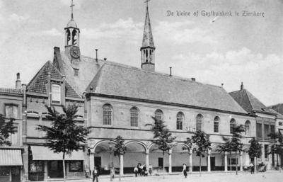 ZM-0813 Zierikzee. Havenplein nz. Kleine- of Gasthuiskerk met Beuze (beurs).