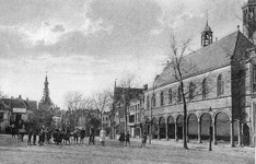 ZM-0822 Zierikzee. Havenplein nz. Kleine- of Gasthuiskerk en Beuze.