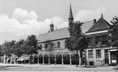 ZM-0826 Zierikzee. Havenplein nz. Kleine- of Gasthuiskerk met Beuze (beurs).