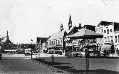 ZM-0831 Zierikzee. Havenplein nz. Gasthuiskerk en Beuze (beurs): op de voorgrond de muziektent aan het Havenpark.
