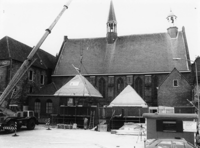 ZM-0852 Zierikzee. Hoge Molenstraat. Bouw Hervormd Kerkcentrum, achter de Gasthuiskerk.