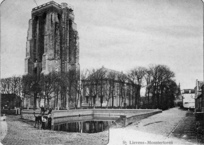 ZM-0938 Zierikzee. Balie / Kerkhof zz. Sint Lievens Monstertoren met Nieuwe of Grote kerk. Op de voorgrond de Varreput.