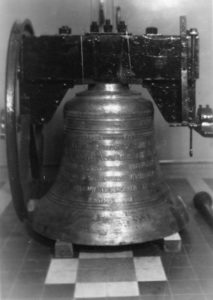 ZM-1048 Zierikzee. Klok van de Rooms Katholieke Kerk, op 25 december 1931 voor het eerst officieel gebruikt. Opschrift ...