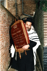 ZM-1134 Zierikzee / Middelburg. Rabbijn J.S. Jacobs met de uit de Zierikzeese synagoge afkomstige Torah en Torahmantel, ...