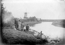 ZM-1174 Zierikzee. Bolwerk. Gezicht op molen Den Haas vanaf het Slingerbos. Op de foto onder andere Leen en Bram de Vos.