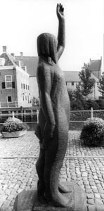 ZM-1253 Zierikzee. Oude Haven. Monument watersnoodramp 1953. Ontworpen door Ad Braat.