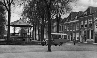 ZM-1271 Zierikzee. Havenpark, gezien vanaf het Havenplein. Muziektent. In het midden: bus Zierikzee-Ellemeet van ...
