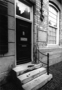 ZM-1295 Zierikzee. Meelstraat 8. Ingang voormalig politiebureau. Rechts naast ingang gedenksteen voor agent M.K. van ...