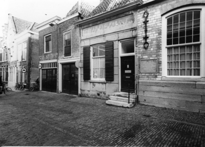 ZM-1296 Zierikzee. Meelstraat 8. Voormalig politiebureau. Rechts naast ingang gedenksteen voor agent M.K. van der Beek, ...