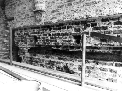 ZM-1475 Zierikzee. Nobelpoort, tijdens restauratie. Sleuf in muur van houten ringanker.