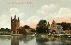 ZM-1721 Zierikzee. Zuidhavenpoort en Noordhavenpoort. Links de Zuidhavenpoort, rechts de Noordhavenpoort.