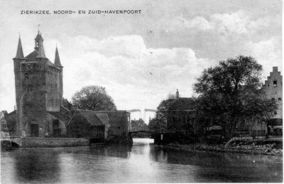 ZM-1731 Zierikzee. Zuidhavenpoort en Noordhavenpoort. Links de Zuidhavenpoort, rechts de Noordhavenpoort.