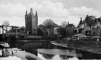 ZM-1733 Zierikzee. Zuidhavenpoort en Noordhavenpoort. Links de Zuidhavenpoort, rechts de Noordhavenpoort.