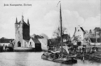 ZM-1734 Zierikzee. Zuidhavenpoort en Noordhavenpoort. Links de Zuidhavenpoort, rechts de Noordhavenpoort.