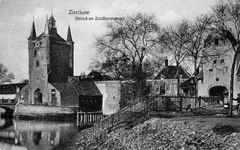ZM-1737 Zierikzee. Zuidhavenpoort en Noordhavenpoort. Links de Zuidhavenpoort, rechts de Noordhavenpoort.