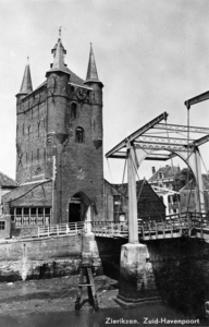 ZM-1845 Zierikzee. Zuidhavenpoort met brug.