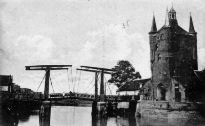 ZM-1883 Zierikzee. Zuidhavenpoort met ophaalbrug.