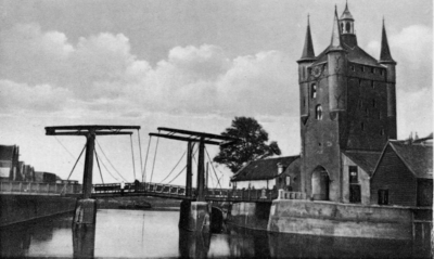 ZM-1884 Zierikzee. Zuidhavenpoort met ophaalbrug.