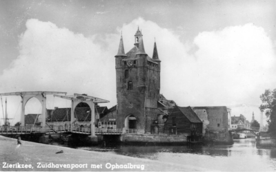 ZM-1889 Zierikzee. Zuidhavenpoort met ophaalbrug.