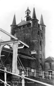 ZM-1955 Zierikzee. Zuidhavenpoort stadzijde, met ophaalbrug.