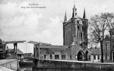 ZM-1958 Zierikzee. Zuidhavenpoort, stadzijde, met ophaalbrug.