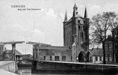 ZM-1960 Zierikzee. Zuidhavenpoort, stadzijde, met ophaalbrug.