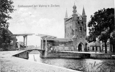 ZM-1961 Zierikzee. Zuidhavenpoort, stadzijde, met ophaalbrug.
