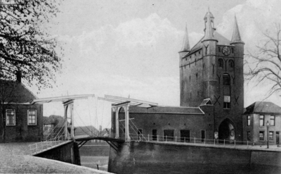 ZM-1966 Zierikzee. Zuidhavenpoort stadzijde, met ophaalbrug.