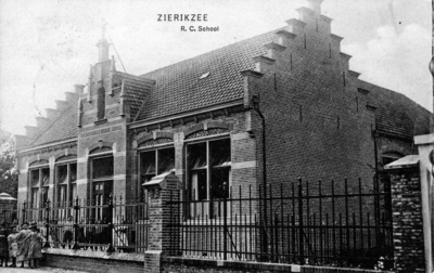 ZM-2141 Zierikzee. Hoge Molenstraat. Rooms Katholieke Parochiale lagere school.