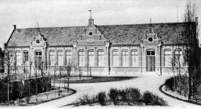 ZM-2200 Zierikzee. Nieuwe Bogerdstraat, school C. Gebouwd in 1883-1884.