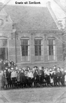 ZM-2201 Zierikzee. Nieuwe Bogerdstraat, school C. Gebouwd in 1883-1884. Schookinderen poseren voor de school.
