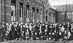 ZM-2202 Zierikzee. Nieuwe Bogerdstraat, school C. Gebouwd in 1883-1884. Schoolkinderen poseren voor de school.