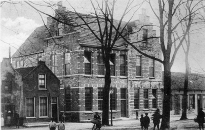ZM-2207 Zierikzee. Kerkhof nz. Rijks Kweekschool, ook wel Rijks Dagnormaalschool genoemd. Later ULO school.