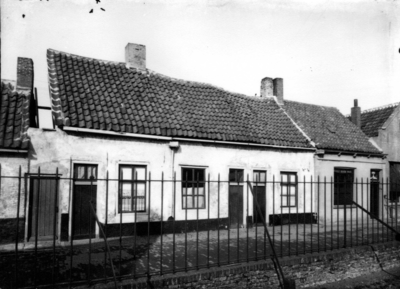 ZM-2219 Zierikzee. Minderbroederstraat. Sint Lucaskamertjes. Latere reproductie van een foto uit ca. 1910.