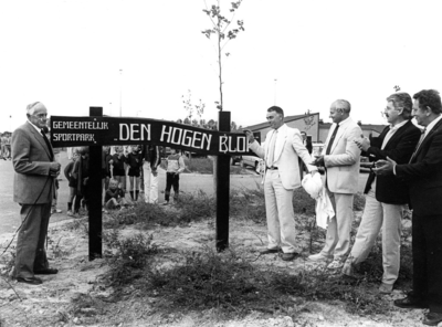 ZM-2261 Zierikzee. Lange Blokweg. Opening sportpark Den Hogen Blok , door loco burgemeester L.J van Gastel. van links ...