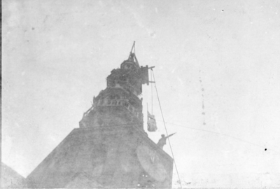 ZM-2557 Zierikzee. Meelstraat. Neptunus-beeld, staat als windwijzer op de stadhuistoren. Voor reparatie en vergulden ...