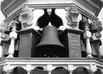 ZM-2581 Zierikzee. Meelstraat. Carillon in de stadhuistoren.