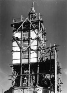 ZM-2589 Zierikzee. Meelstraat. Carillon in de stadhuistoren, tijdens restauratie.