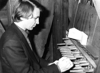 ZM-2605 Zierikzee. Carillon in de stadhuistoren. De nieuwe beiaardier, K. van Eersel, bespeelt het carillon.